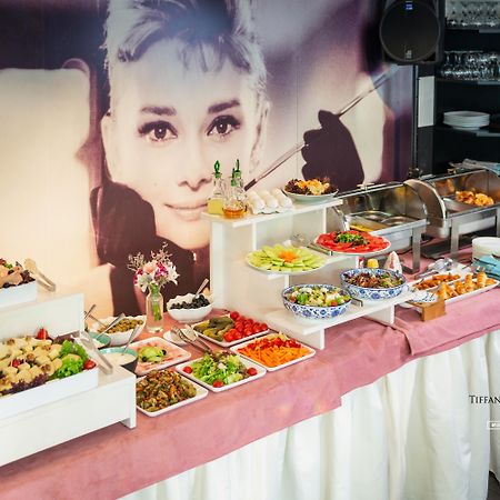 River Side Hotel Tbilisi Esterno foto A buffet