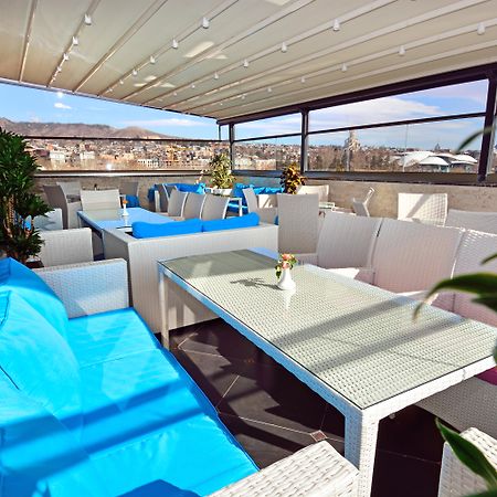 River Side Hotel Tbilisi Esterno foto A 3D rendering of a balcony