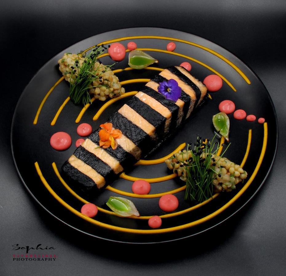 River Side Hotel Tbilisi Esterno foto A sushi cake