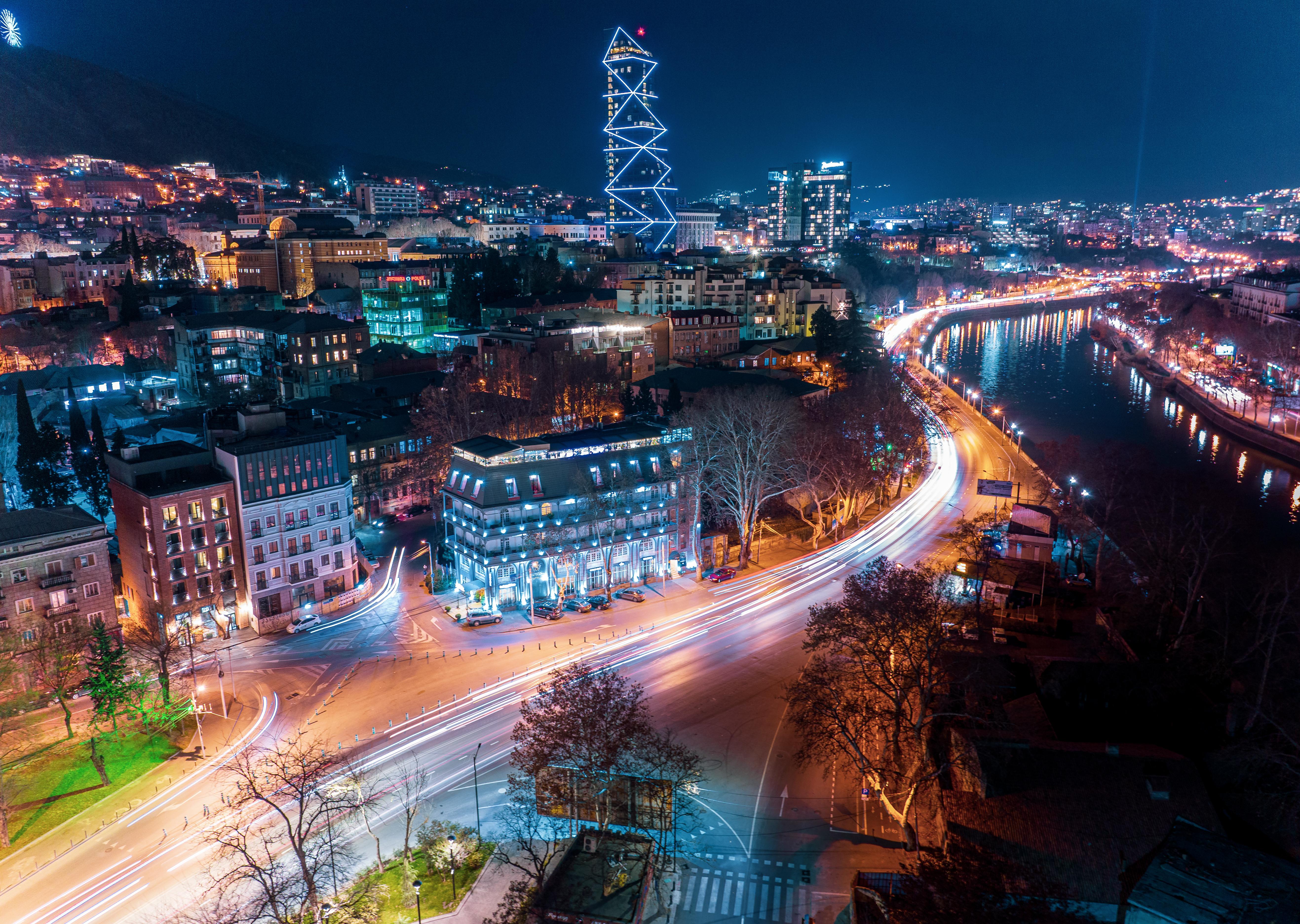 River Side Hotel Tbilisi Esterno foto The tower at night