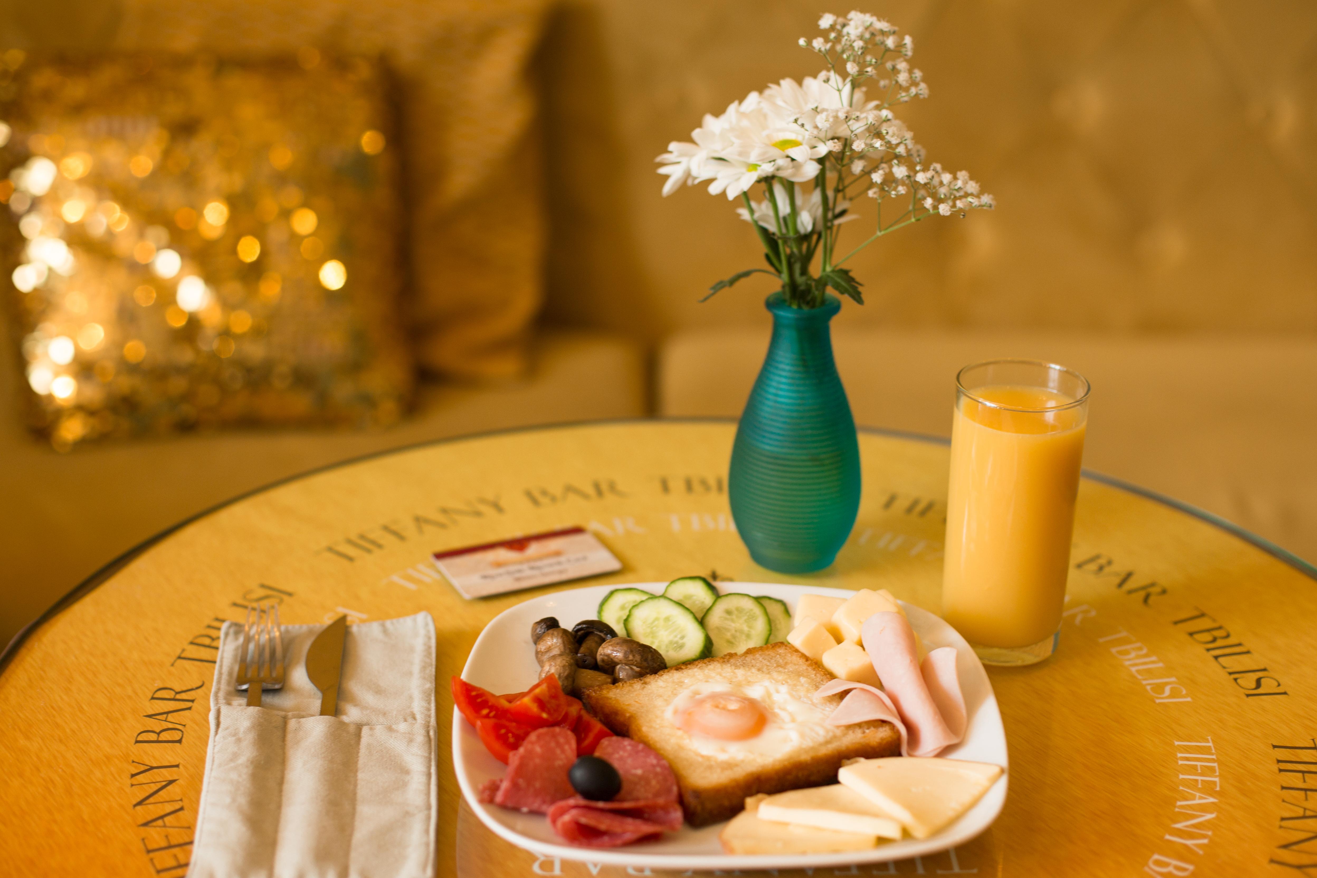 River Side Hotel Tbilisi Esterno foto A typical breakfast
