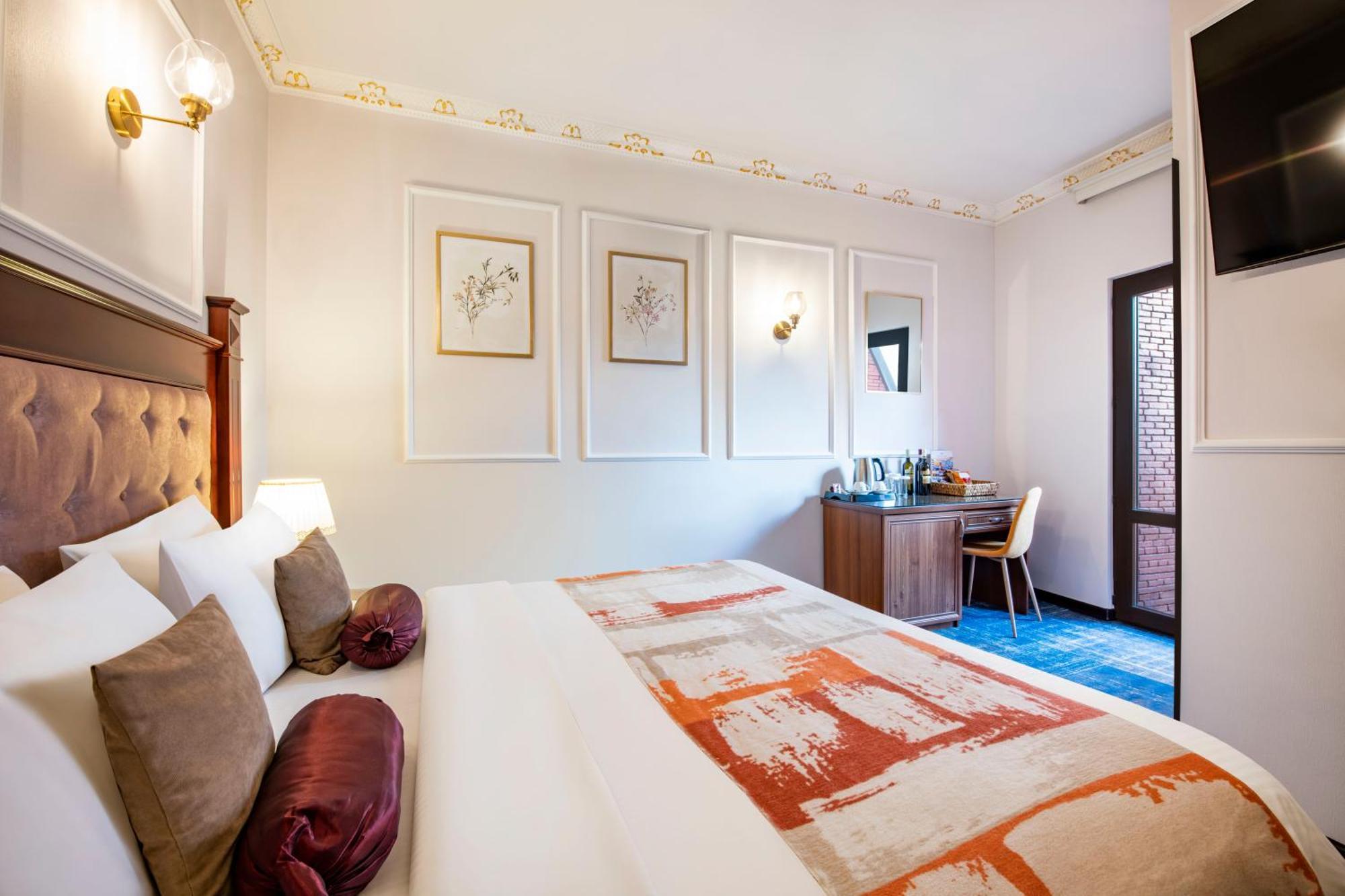 River Side Hotel Tbilisi Esterno foto A room at the hotel