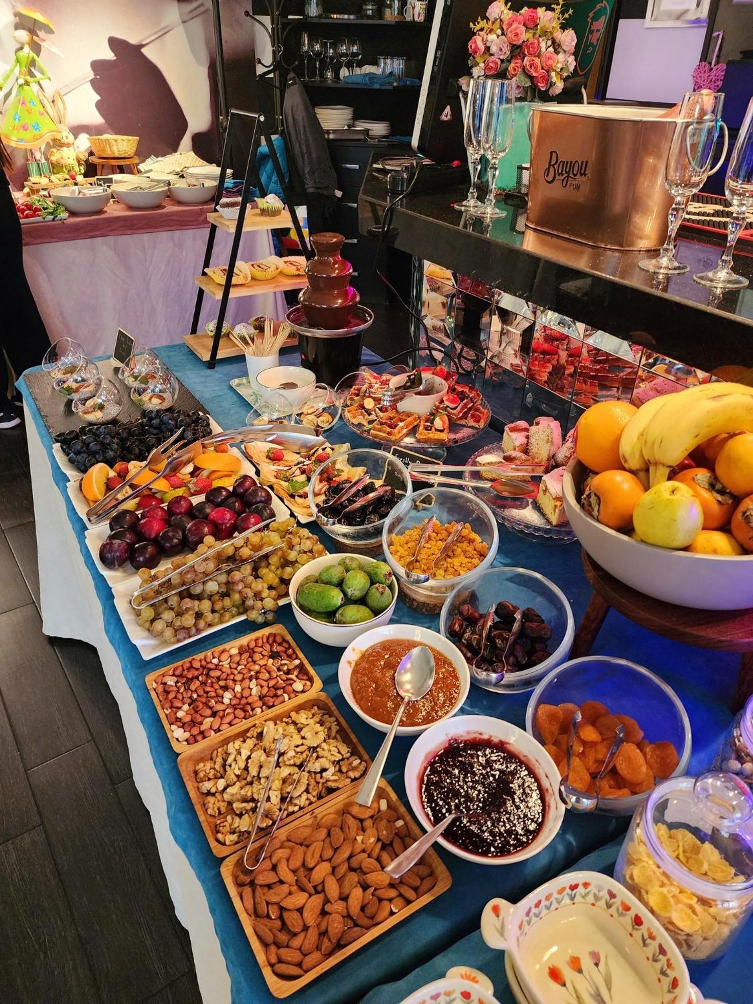River Side Hotel Tbilisi Esterno foto A fruit salad bar
