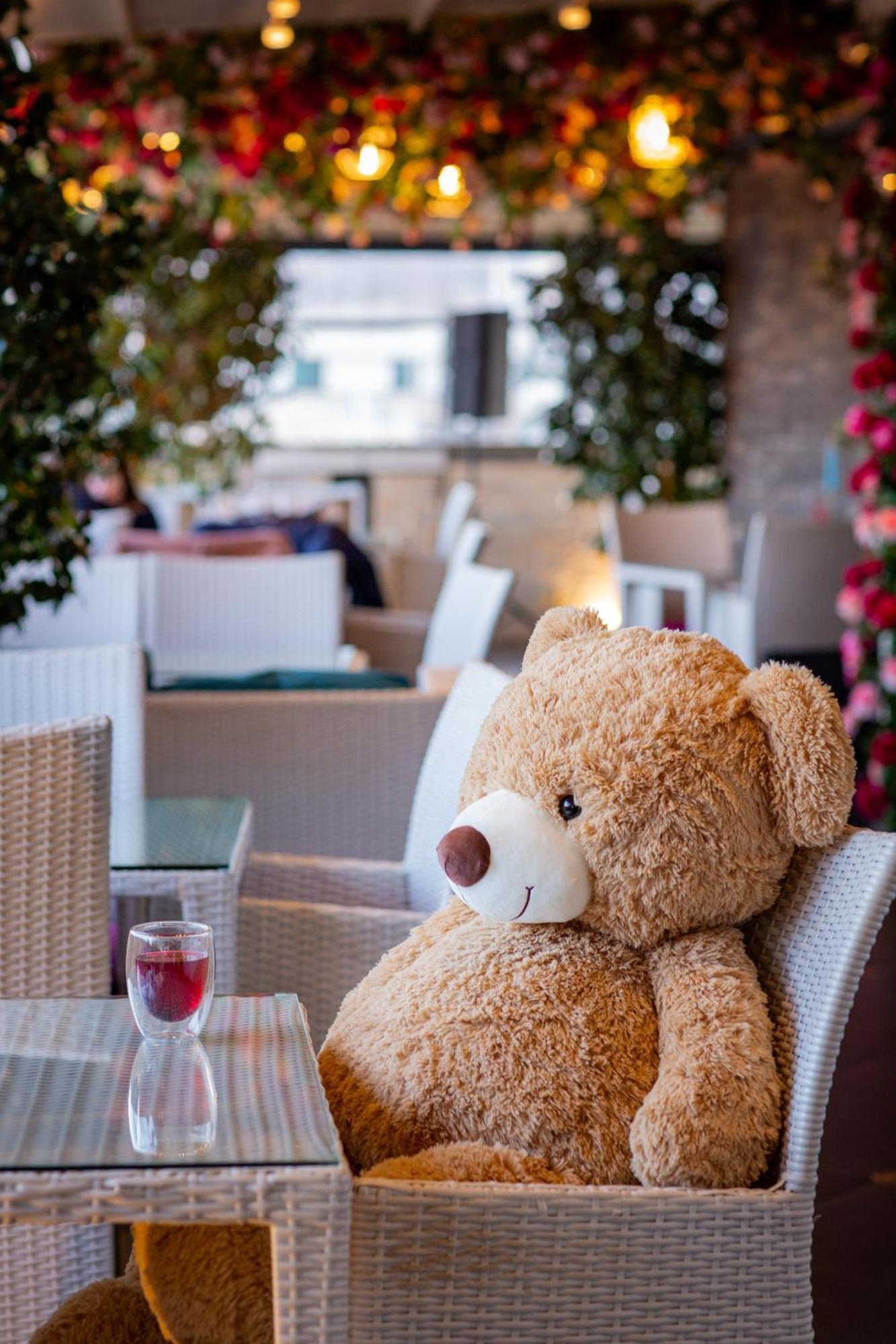 River Side Hotel Tbilisi Esterno foto Teddy bear